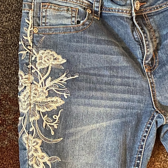 Jeans Nwot Charme Ladies Cropped Capri Jeans With Floral Embroidered